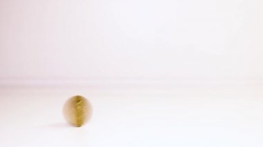 Bozuk para kendi ekseni etrafında döner ve durur. Yatırım konsepti. Metalik para birimi. Kapatma eylemi.