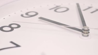 İkinci el, analog bir saatin kadranında hareket eder. Zaman doldu. Beyaz kadranlı, siyah rakamlı. Sepia tonlu video.