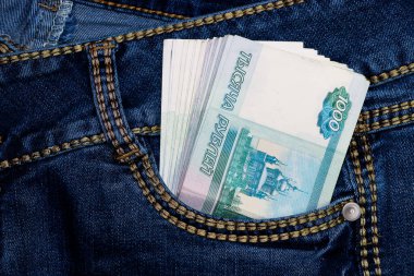 Kot pantolonun cebinde bir yığın Rus bin rublesi. Cebinde para, nakit. Seyahat kavramı.