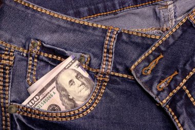 Kot pantolonun cebinde yığınla Amerikan 100 dolarlık banknot var. Cebinde para, nakit..