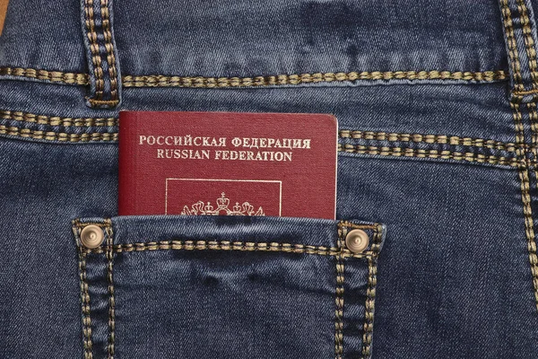 Czerwony Międzynarodowy Paszport Rosji Kieszeni Niebieskich Dżinsów Koncepcja Podróży — Zdjęcie stockowe