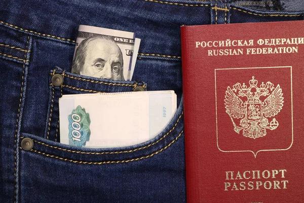Paczka Amerykańskich Banknotów Studolarowych Rosyjskich Rubli Kieszeni Niebieskich Dżinsów Międzynarodowy — Zdjęcie stockowe