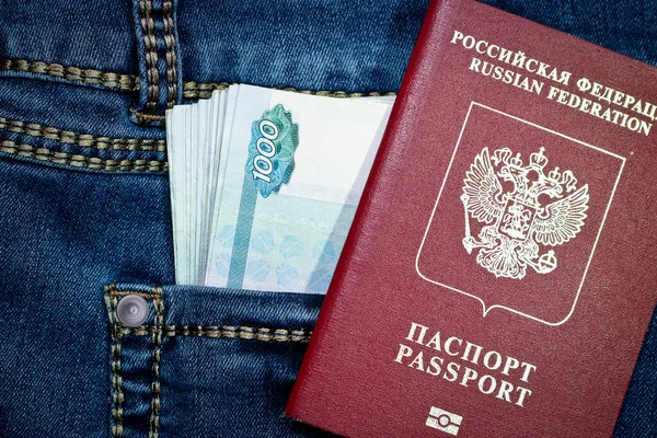 Stos Rosyjskich Tysiącletnich Banknotów Kieszeni Niebieskich Dżinsów Rosyjski Paszport Międzynarodowy — Zdjęcie stockowe
