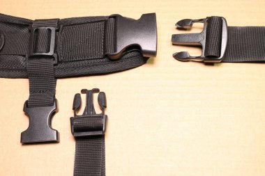 Sırt çantaları için siyah plastik toka orucu. Sırt çantaları için aksesuarlar, daha yakın çekim.