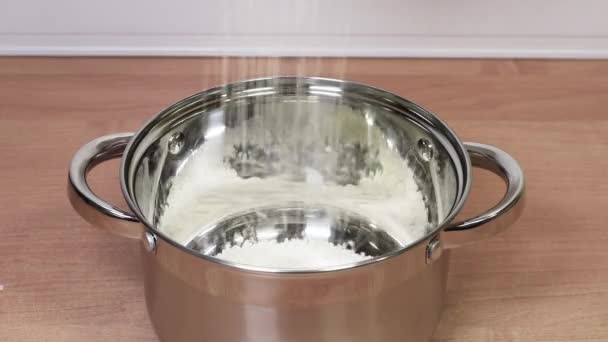 Rýžová kaše padající do nového lesklého talíře pro další vaření se zvukem. — Stock video