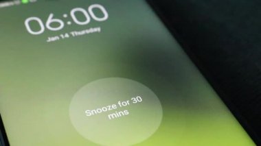 Telefonun çalar saati sabah 6 'da çalar, parmak düğmeye basar..