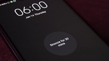Telefonun çalar saati sabah 6 'da çalar, parmak düğmeye basar..