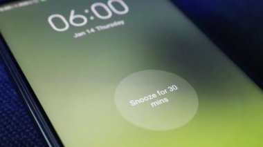 Telefonun çalar saati sabah 6 'da çalar, parmak düğmeye basar..