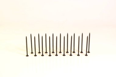 Ahşap yüzeyler için kendi kendine dokunan vidalar, şapkaların üzerinde durmak, hafif bir arka plan. İnşaat ve onarım için bileşenler. Metal bağlayıcılar.