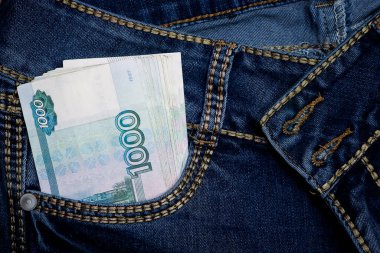 Kot pantolonun cebinde bir yığın Rus bin rublesi. Cebinde para, nakit. Seyahat kavramı.