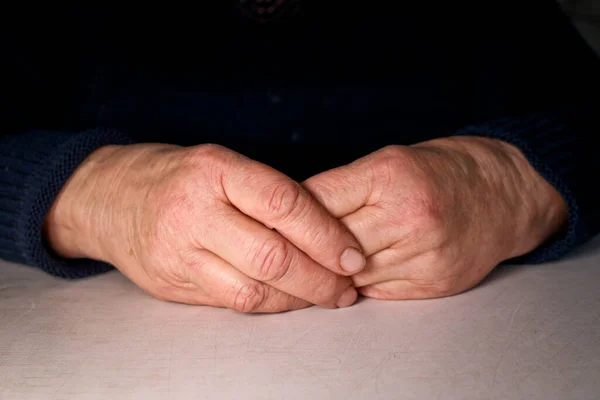 Las Manos Apretadas Anciana Yacen Sobre Mesa Arrugas Las Manos — Foto de Stock