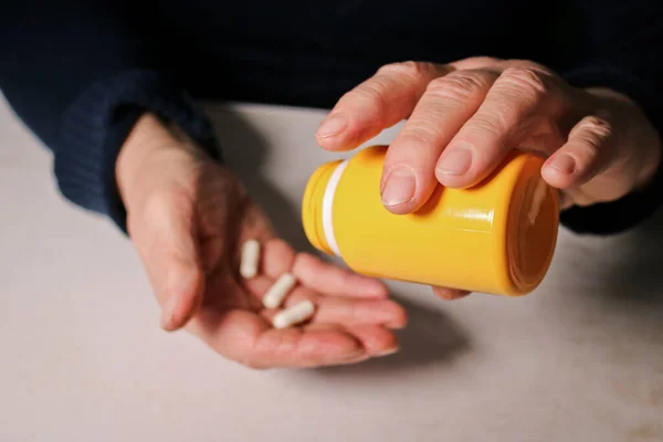 Uma Idosa Deita Comprimidos Frasco Mão Conceito Saúde Idoso Cuidar — Fotografia de Stock