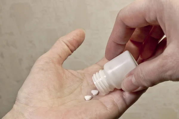 Mãos Das Mulheres Derramam Comprimidos Frasco Medicamentos Drogas Serviços Saúde — Fotografia de Stock