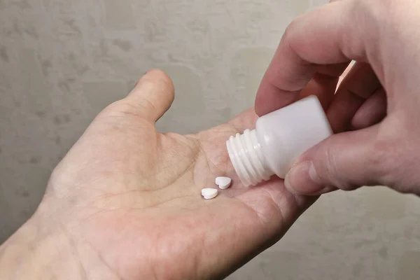 Mãos Das Mulheres Derramam Comprimidos Frasco Medicamentos Drogas Serviços Saúde — Fotografia de Stock