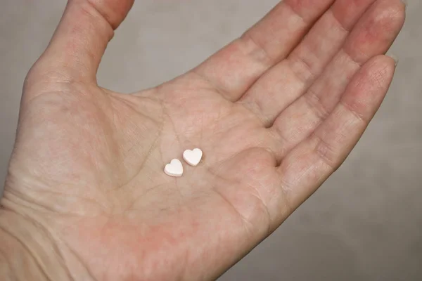 Comprimidos Forma Coração Mão Uma Mulher Adulta Medicamentos Para Bom — Fotografia de Stock