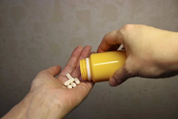 Mãos Das Mulheres Derramam Comprimidos Frasco Cápsulas Medicinais Serviços Saúde — Fotografia de Stock