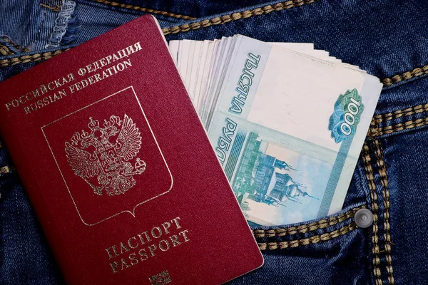 Stos Rosyjskich Tysiącletnich Banknotów Kieszeni Niebieskich Dżinsów Rosyjski Paszport Międzynarodowy — Zdjęcie stockowe