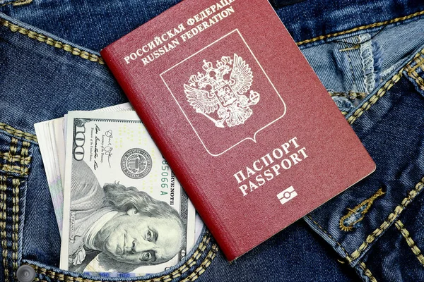 Stos Amerykańskich Banknotów Kieszeni Niebieskich Dżinsów Międzynarodowy Paszport Federacji Rosyjskiej — Zdjęcie stockowe