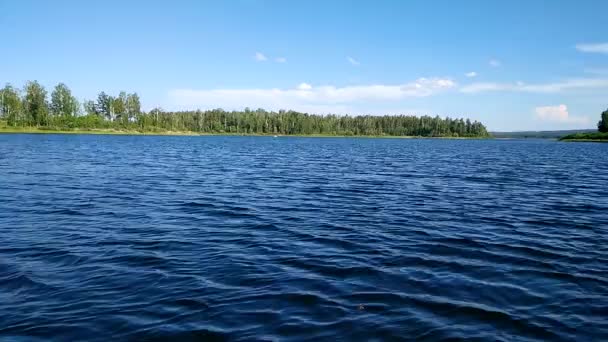 Seeoberfläche Wellen Hintergrund. Bewegung auf dem Wasser mit dem Boot. Blue Lake - Reservoir Argazinskoe, Russland. — Stockvideo