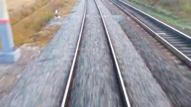 Trenin son vagonunun penceresinden, raylardan uzaklığa giden görüntüyü izleyin. Tren yolculuğu kavramı.