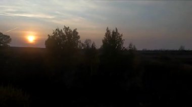Gün batımında tren penceresinden bak. Hint yazı- ağaçların sarı yaprakları. Tren yolculuğu kavramı.