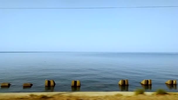 Vue de la fenêtre du train, côte de la mer Noire de Sotchi, Russie. Concept voyage en train. — Video