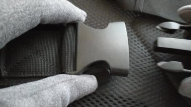 Kadın hızlı bir tokayla sırt çantasının kayışını bağlıyor. Güvenli, rahat sırt çantası mandalı.