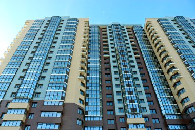 Yeni, yüksek katlı iskan binası, ön cephe. Apartman binalarının modern inşası.