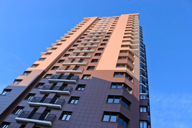 Yeni, yüksek katlı iskan binası, ön cephe. Apartman binalarının modern inşası.