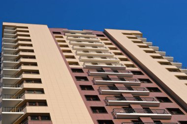 Yeni, yüksek katlı iskan binası, ön cephe. Apartman binalarının modern inşası.