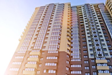 Yeni, yüksek katlı iskan binası, ön cephe. Apartman binalarının modern inşası.