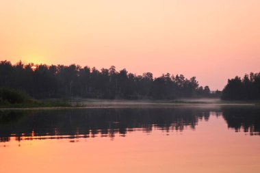 Sabahın erken saatlerinde, sakin su yüzeyinde, gölün üzerinde sis vardı. Yaz manzarası. Argazinskoe rezervuarı, Chelyabinsk, Rusya