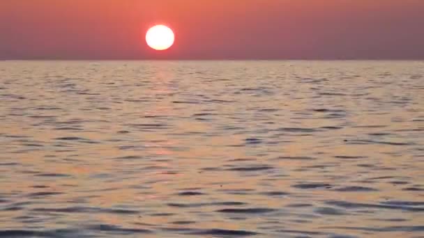 Coucher de soleil coloré sur la mer avec de petites vagues. Mer Noire, Sotchi, Russie. — Video