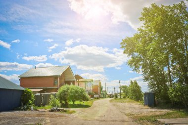 Güneşli bir yaz gününde, bulutlu mavi bir gökyüzünün altında. Chebarkul, Rusya