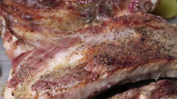 Carne de cerdo recién horneada, la carne es deliciosa pero poco saludable. — Vídeos de Stock