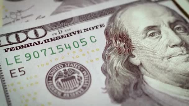 Αμερικάνικα χαρτονομίσματα των 100 δολαρίων. Κοντινό πλάνο. Η έννοια του πληθωρισμού, των συναλλαγματικών ισοτιμιών, των επενδύσεων και των αποταμιεύσεων. Μετακίνηση βίντεο, επιλεκτική εστίαση. — Αρχείο Βίντεο