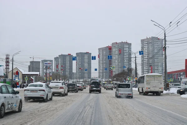 Chelyabinsk Rusland Januari 2021 Met Sneeuw Bedekte Stadsstraat Met Voertuigen — Stockfoto