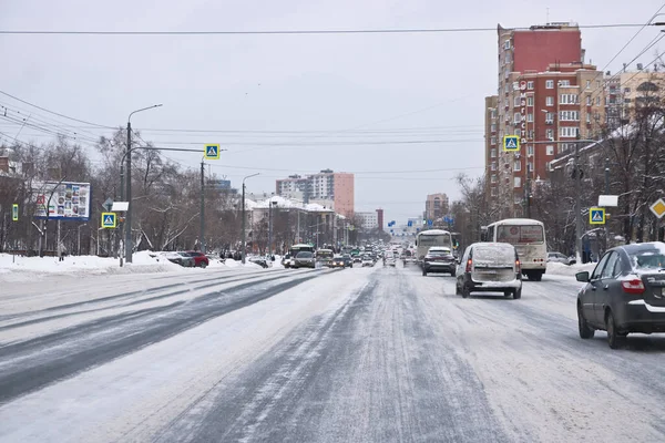 Čeljabinsk Rusko Leden 2021 Zasněžená Městská Ulice Vozidly Cesta Sněhové — Stock fotografie