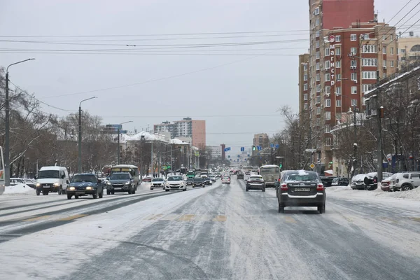 Chelyabinsk Rusland Januari 2021 Met Sneeuw Bedekte Stadsstraat Met Voertuigen — Stockfoto