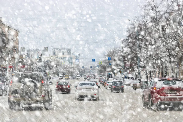 Nevicate Bufera Neve Città Auto Strada Scivolosa Scarsa Visibilità Situazione — Foto Stock