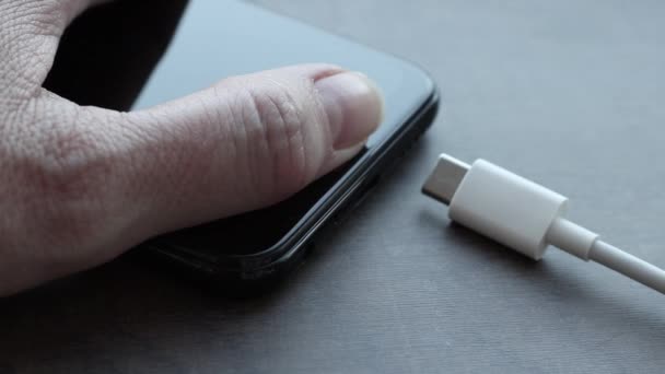 Donna che collega un cavo USB di tipo C a un connettore per smartphone per ricaricare. Connettore di ricarica speciale per telefono. — Video Stock