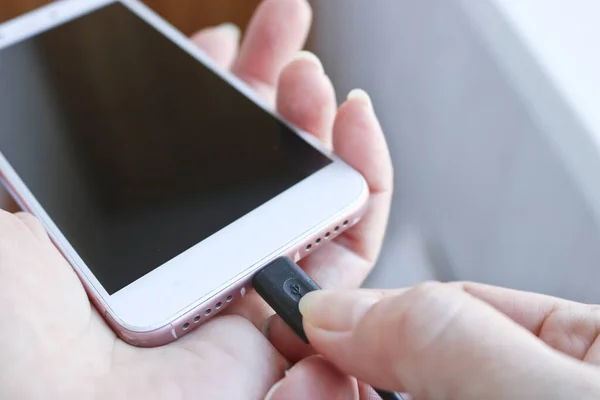 Kvinna Ansluter Usb Kabel Till Smartphone Kontakt För Att Ladda — Stockfoto