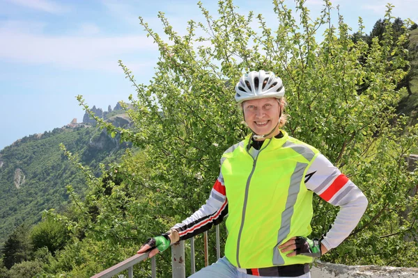 Portrét Usměvavé Cyklistky Pozadí Petriho Skály Jalta Krym Ukrajina Cyklista — Stock fotografie