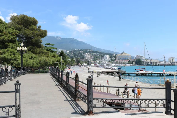 Jalta Krim Ukraine Mai 2021 Jaltaer Uferpromenade Mit Spazierenden Touristen — Stockfoto