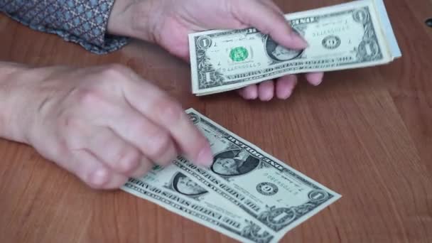 Dłonie kobiet układają amerykańskie dolary w stosy. Liczy pieniądze.. — Wideo stockowe