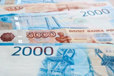 Rus rublesinin para geçmişi. 2000 ve 5000 ruble. İş ve finans kavramı.