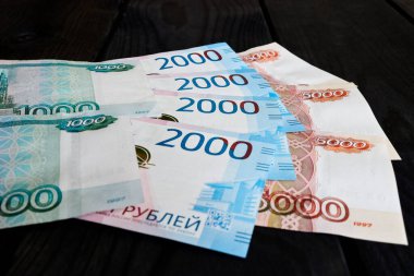 Rus rublesinin para geçmişi. 1000, 2000 ve 5000 ruble. İş ve finans kavramı.