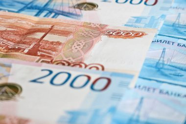 Rus rublesinin para geçmişi. 2000 ve 5000 ruble. İş ve finans kavramı.