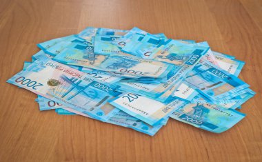 Rus rublesinin para geçmişi. 2000 rublelik banknotlar. İş ve finans kavramı.