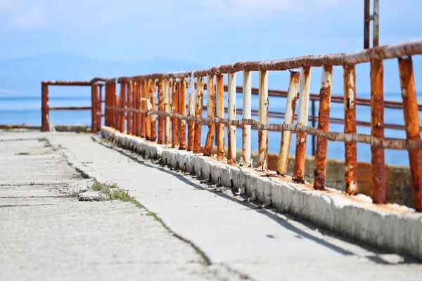 Resti Corrimano Arrugginito Lungomare Abbandonato Uno Sfondo Sfocato Onde Marine — Foto Stock